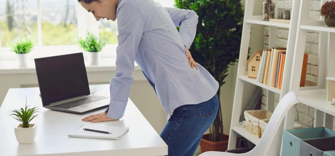 Femme devant table souffrant de mal sciatique