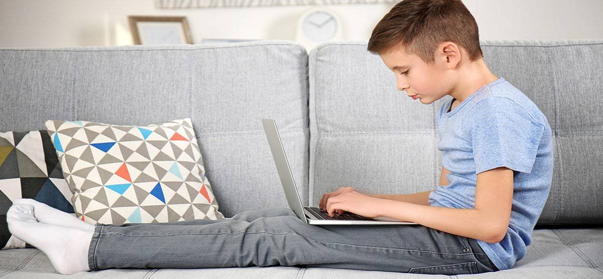 Mauvaise posture d'un enfant en position assise devant l'ordinateur