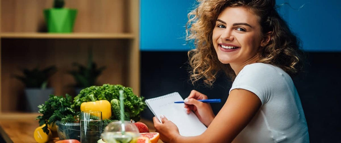 Nutritionniste dans une cuisine avec des aliments sains