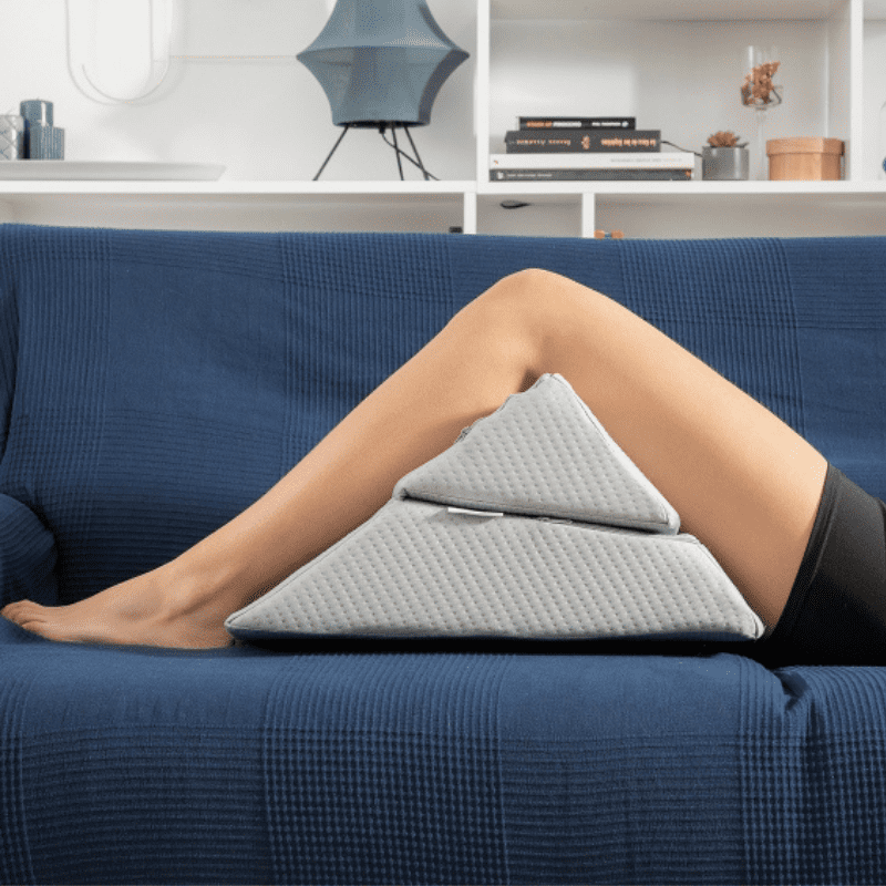 Coussin triangulaire pour les jambes